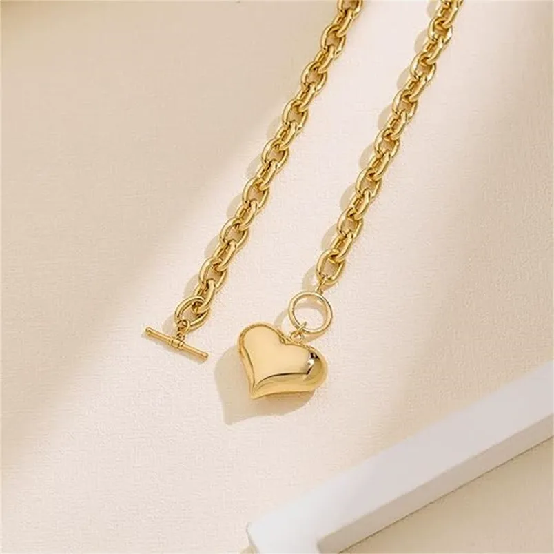 European and American style heart-shaped OT clasp necklace for women, a fashionable and trendy sweet and cool style heart pendant clavicle chain.