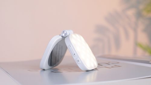 This magnetic phone light: compact, portable, and the perfect brightness for flawless visuals!
