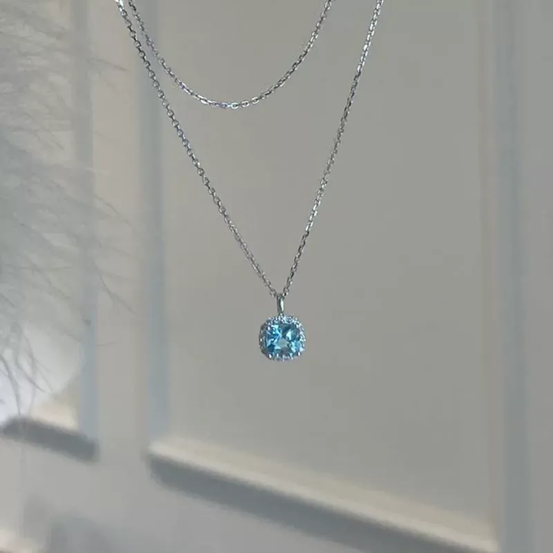 Flashing blue diamond small sugar cube necklace female light luxury niche ins high-end pendant clavicle chain