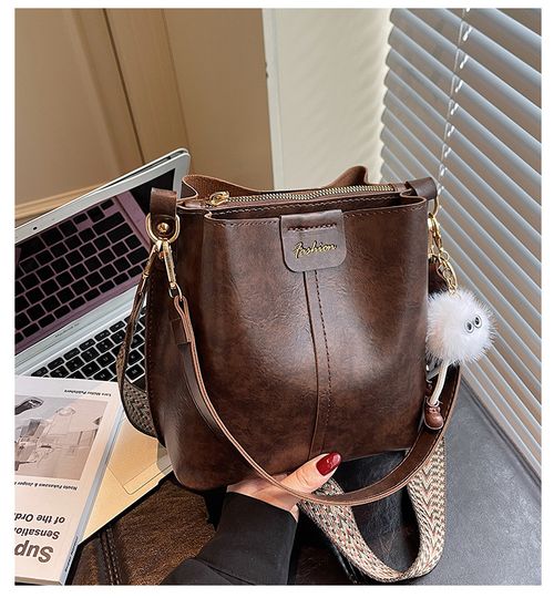 2025 New Retro Single Shoulder Crossbody Bag with Wide Strap and Bucket Shape