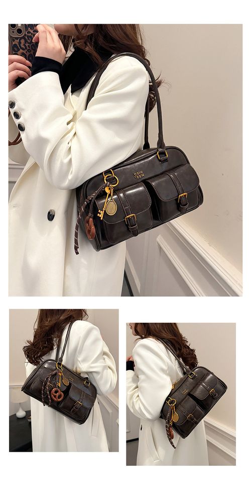 This shoulder bag is everything! The size is perfect for carrying all my essentials! The material feels high-quality
