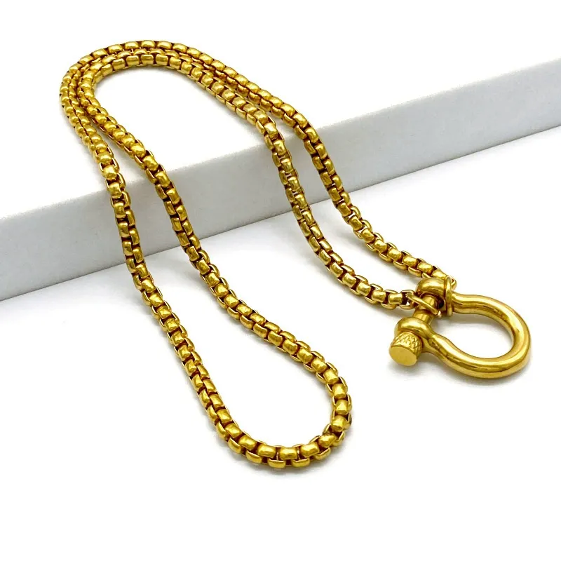 Best-selling, stylish and luxurious stainless steel carabiner necklace with a unique design, suitable for both men and women as a couple's pendant.