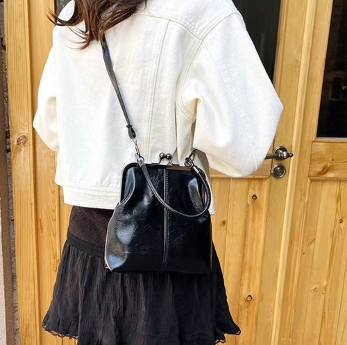 Women's handbag, versatile and stylish, with a clasp closure, suitable for commuting, a simple British-style shoulder bag.