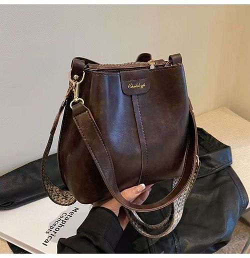 2025 New Korean Style High-End Versatile Bucket Bag with Retro Niche Design and Wide Strap Crossbody Bag for Women