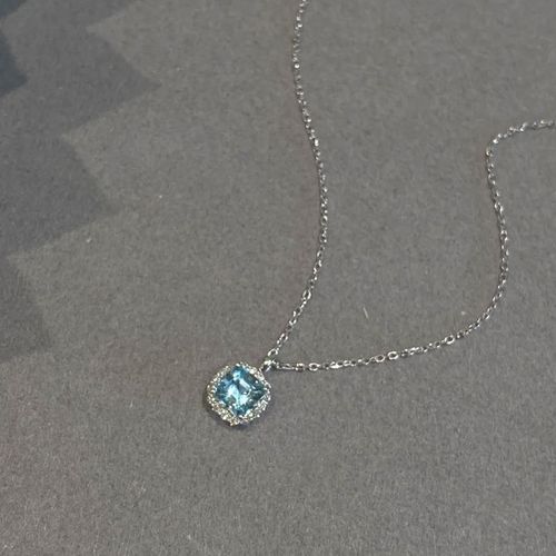 Flashing blue diamond small sugar cube necklace female light luxury niche ins high-end pendant clavicle chain
