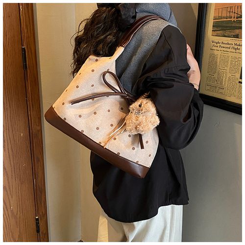 Polka dot large capacity tote bag, comes with a teddy bear keychain.