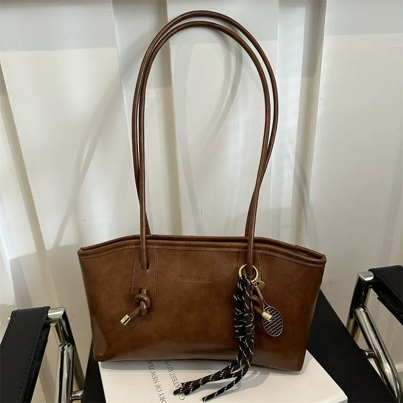 High-quality texture retro large-capacity bag for women 2025 new commuter shoulder bag handbag tote bag