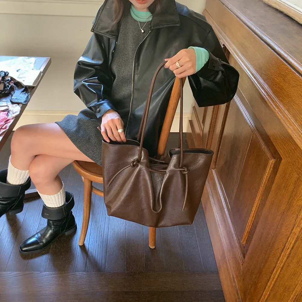 Retro brown tie-up tote bag for women, 2025 style, simple large-capacity commuter shoulder bag, fashionable handbag.