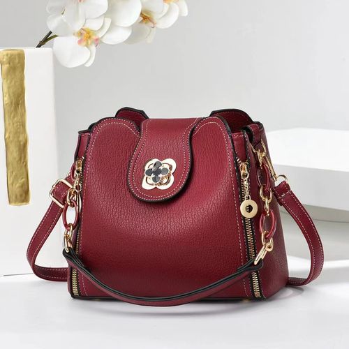 Stylish and sophisticated crossbody bag with zipper, portable multi-purpose bag, medium size, chain shoulder strap.