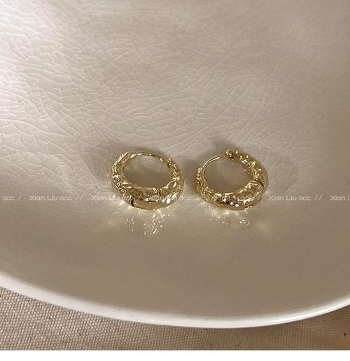 Irregular texture, fashionable, cool and simple metal earrings, high-end geometric gold, luxurious and versatile, fashionable circle shape
