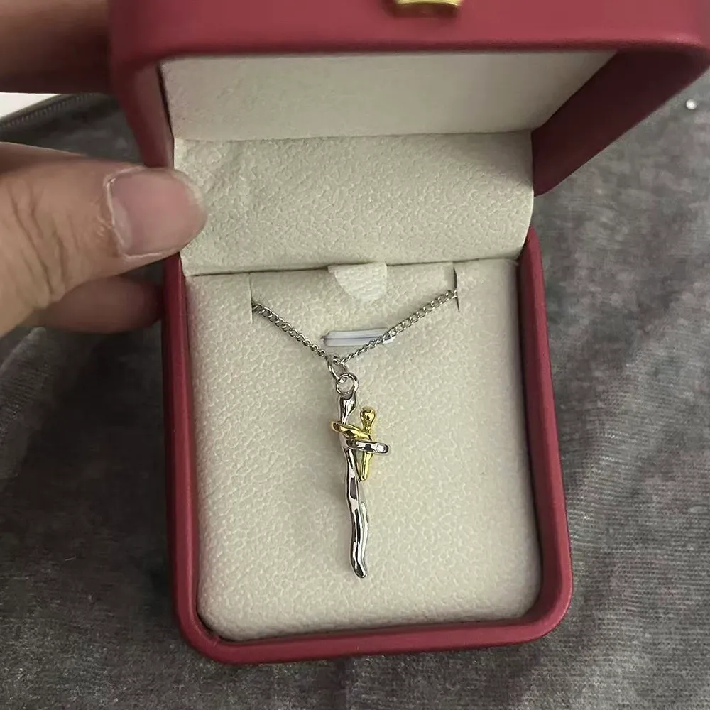 New necklace with little figures hugging, a Mother's Day Father's Day commemorative gift for children, emotional jewelry.