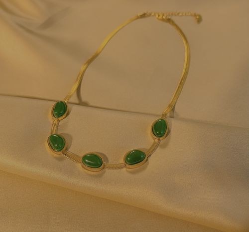 Vintage natural stone necklace for women, niche design, minimalist style.