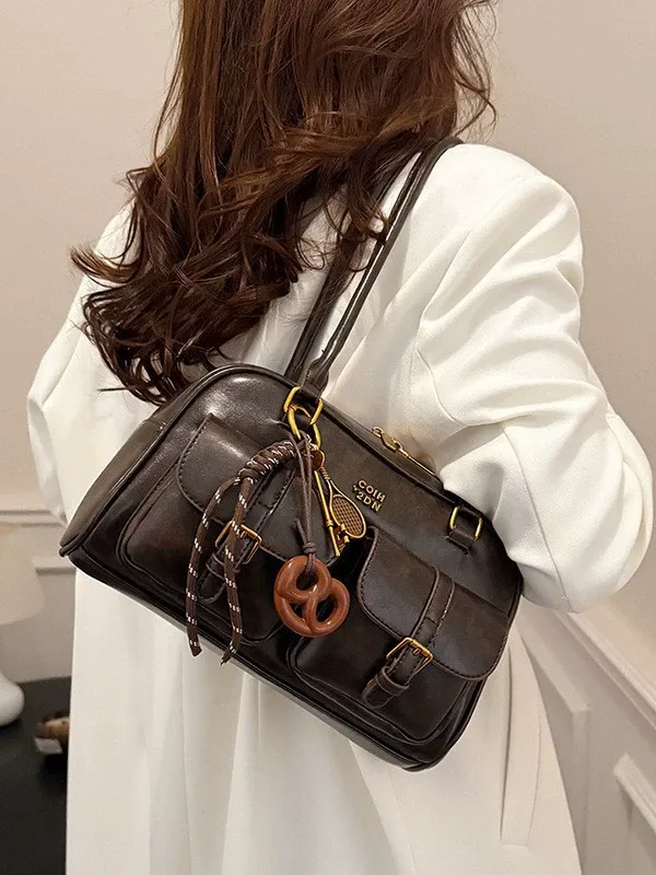 This shoulder bag is everything! The size is perfect for carrying all my essentials! The material feels high-quality