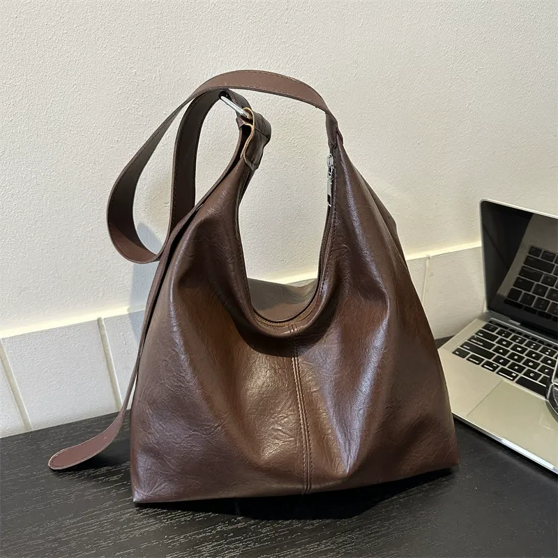 Leather versatile shoulder bag, underarm bag, commuting style, solid color handbag tote bag for women.