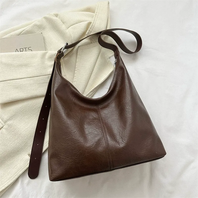 Leather versatile shoulder bag, underarm bag, commuting style, solid color handbag tote bag for women.