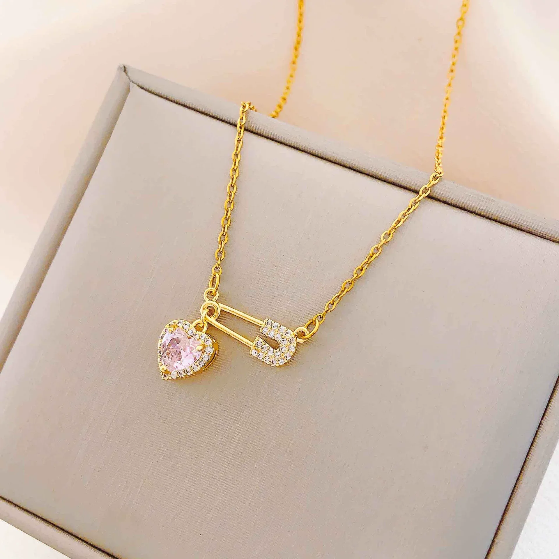 Necklace does not fade, women's brooch heart necklace, versatile, high-end, non-fading, niche necklace.Gift box packaging