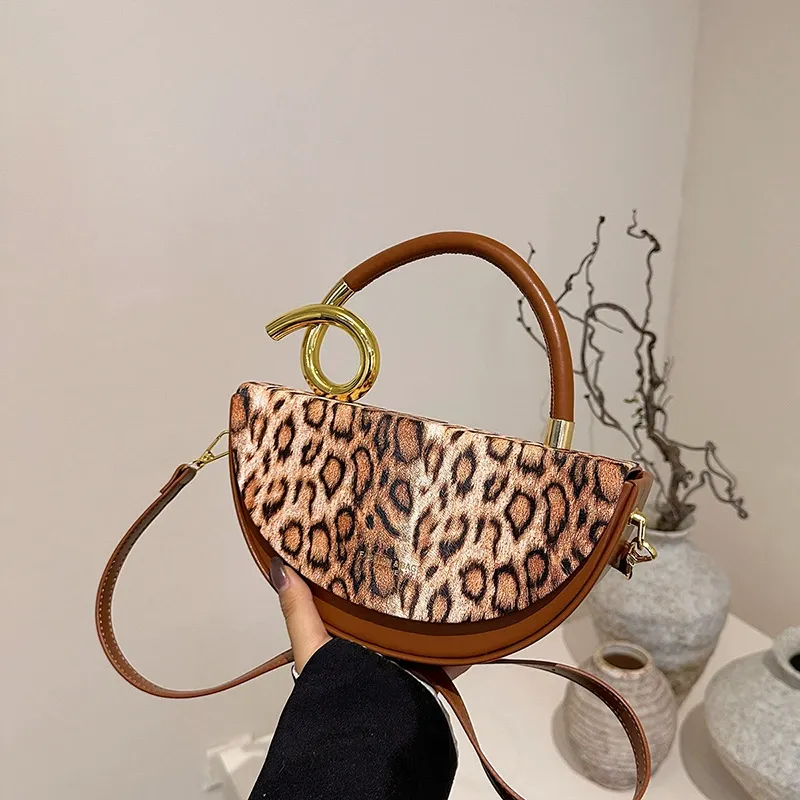 Niche design saddle bag with leopard print, single-shoulder and cross-body bag, versatile everyday commuter handbag for women.