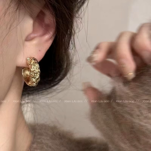 Irregular texture, fashionable, cool and simple metal earrings, high-end geometric gold, luxurious and versatile, fashionable circle shape