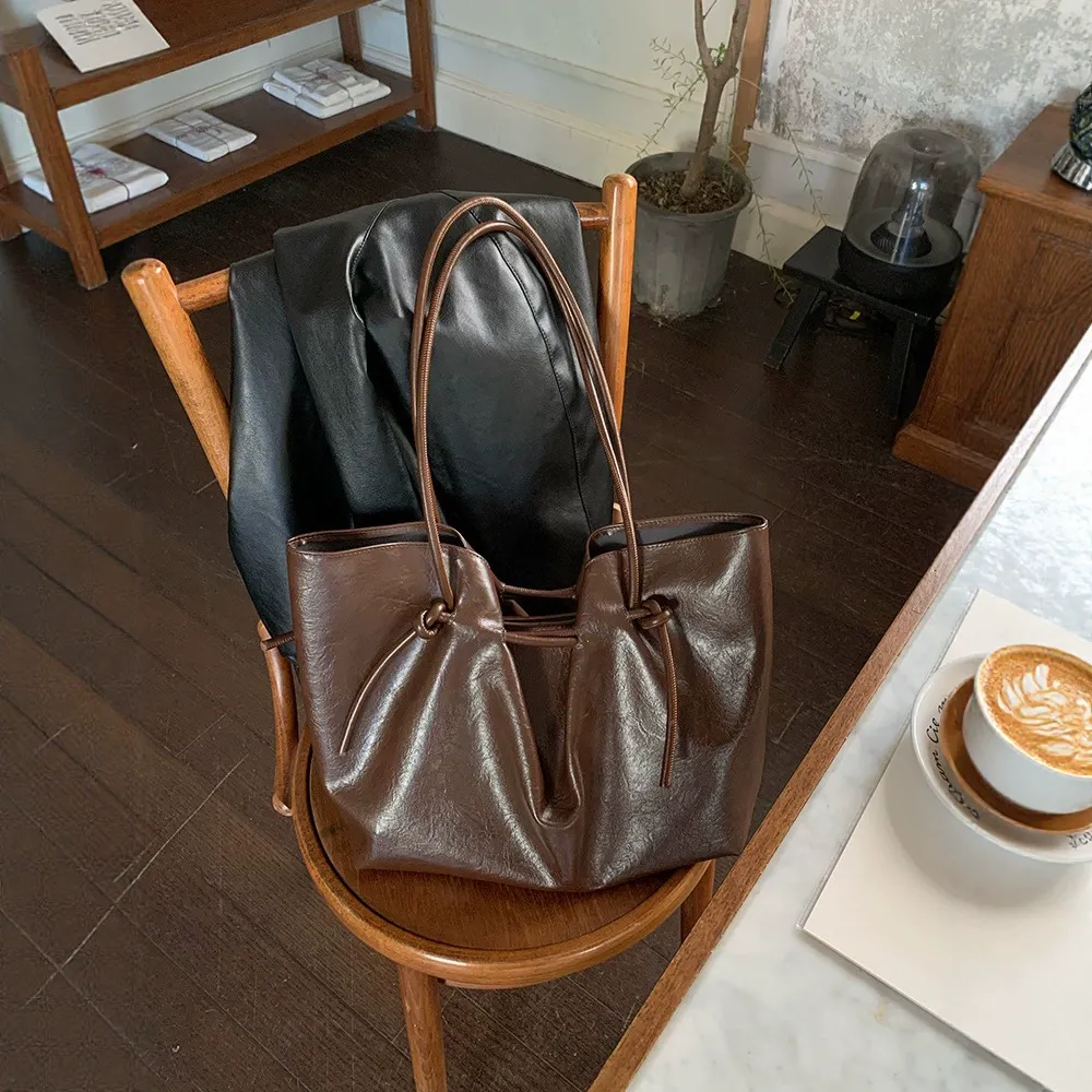 Retro brown tie-up tote bag for women, 2025 style, simple large-capacity commuter shoulder bag, fashionable handbag.
