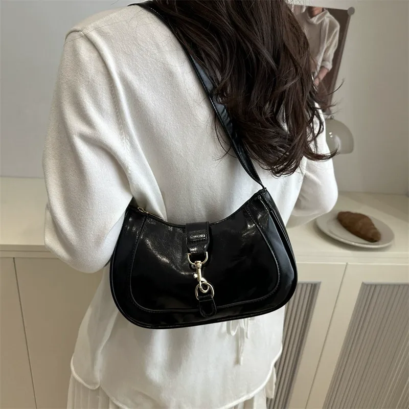 French-style luxury genuine leather shoulder bag with chain strap, women's baguette bag, 2025 new style, fashionable and versatile for commuting, shoulder bag, crossbody bag.