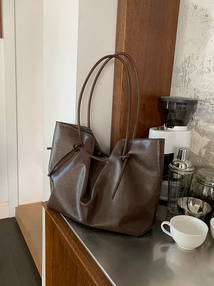 Retro brown tie-up tote bag for women, 2025 style, simple large-capacity commuter shoulder bag, fashionable handbag.