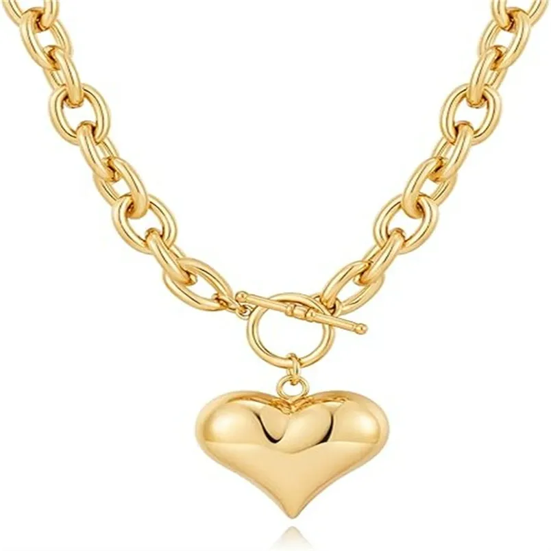 European and American style heart-shaped OT clasp necklace for women, a fashionable and trendy sweet and cool style heart pendant clavicle chain.
