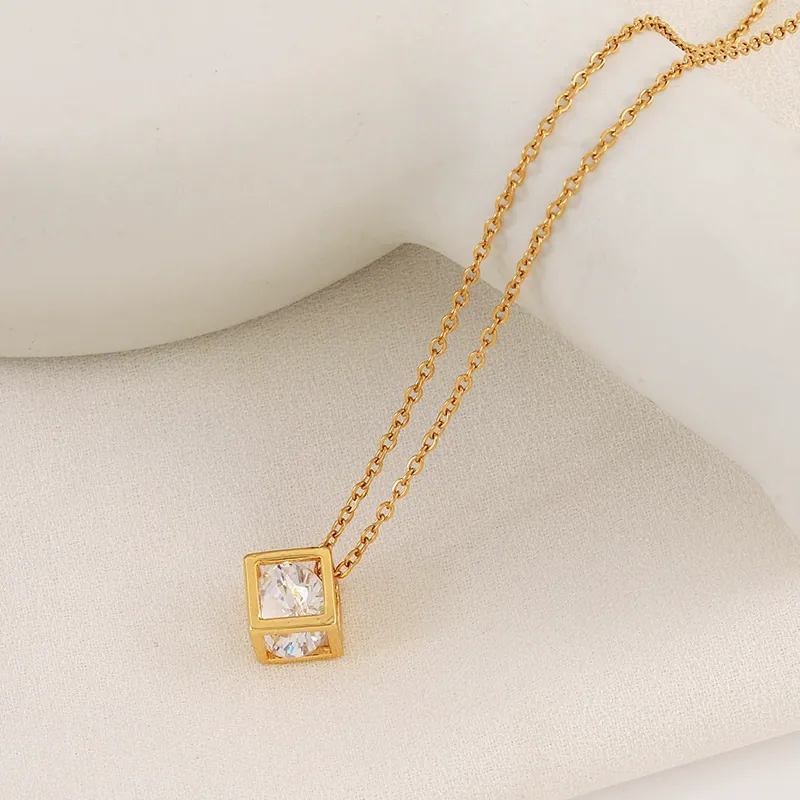 New 3D square diamond titanium steel necklace, a popular clavicle chain for women, a luxurious and unique design, versatile and easy to match.