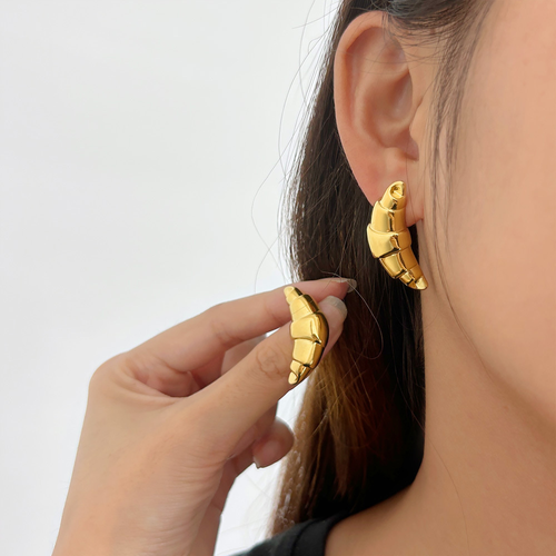 Fashionable 18K gold-plated stainless steel hollow croissant earrings as an anniversary gift for women