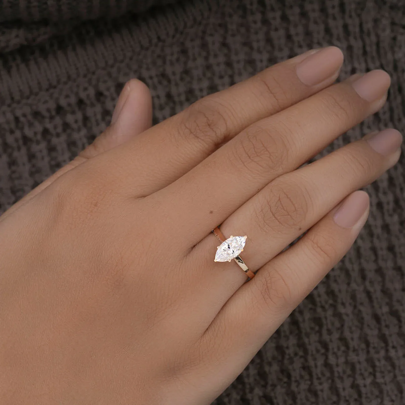 Marquise-cut diamond ring, plain band ring, fashionable and luxurious ring