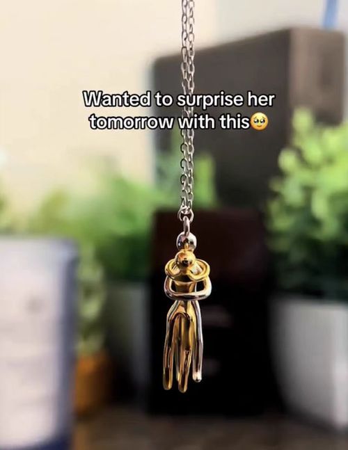 A necklace pendant featuring a couple embracing, with a personalized design, perfect for creative DIY accessories for both boys and girls. A matching set for him and her, a romantic gift for couples.