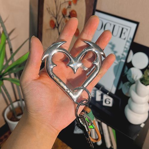 Heartbreak-style carabiner Gothic heart-shaped metal keychain, sturdy and durable, with a bold design, made of zinc alloy. Perfect for keys and bags, a stylish and unique accessory.