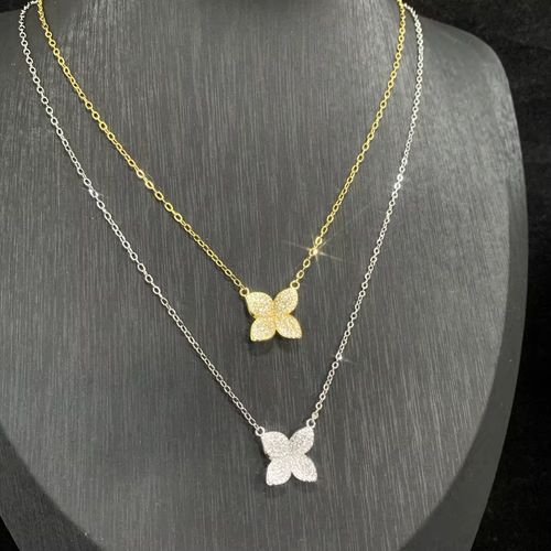 Colar com pendente de zircão em forma de flor e folha