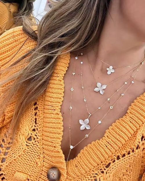 Colar com pendente de zircão em forma de flor e folha