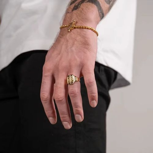 Anel Masculino Personalizado com Escultura de Logotipo - Estilo Moda, Platinado em Ouro 18K sobre Aço Inoxidável