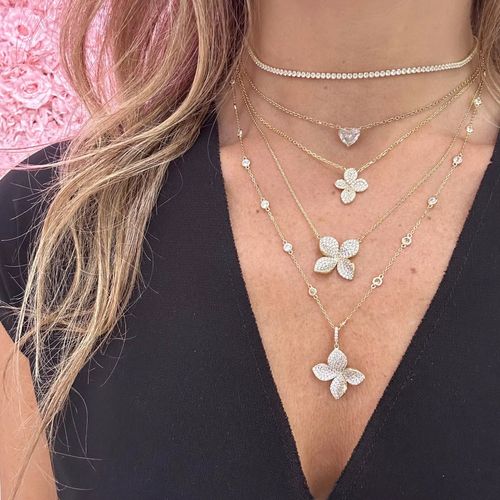 Colar com pendente de zircão em forma de flor e folha