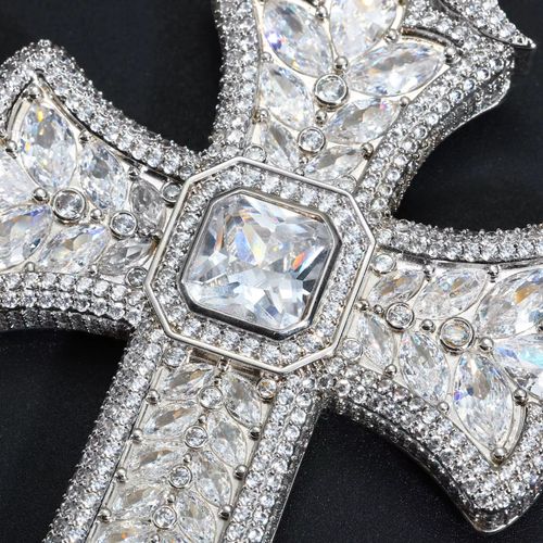 Pendente Masculino de Cruz Luxuosa com Zírconias e Diamantes a Corte Marquesa 5A em Bronze Platado e Ouro