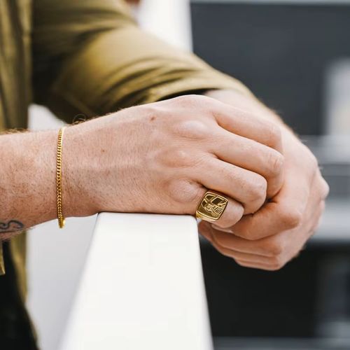Anel Masculino Personalizado com Escultura de Logotipo - Estilo Moda, Platinado em Ouro 18K sobre Aço Inoxidável
