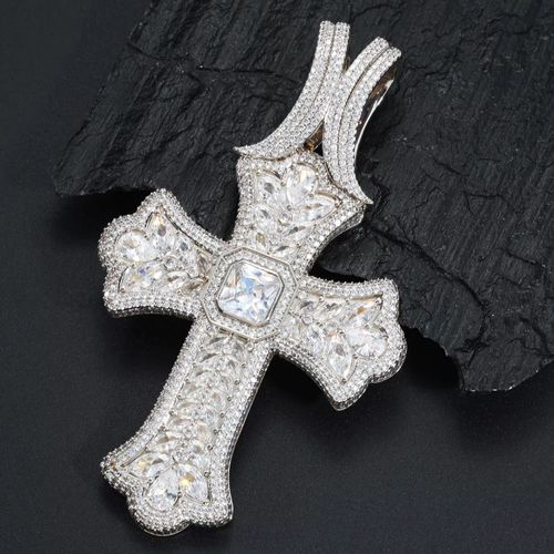 Pendente Masculino de Cruz Luxuosa com Zírconias e Diamantes a Corte Marquesa 5A em Bronze Platado e Ouro