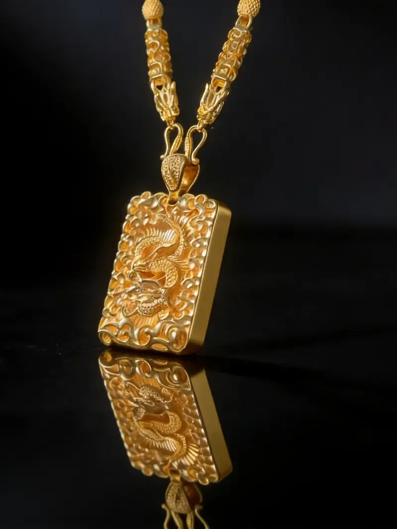 Collier pendentif plaqué or sable avec pendentif en forme de dragon. Convient aux hommes. Idéal pour les occasions spéciales, un magnifique cadeau pour les pères, les maris et les couples. Chaîne plaquée or.