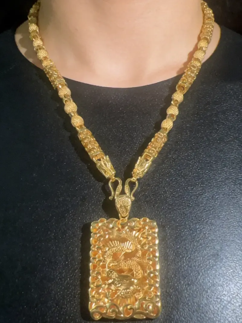 Collier pendentif plaqué or sable avec pendentif en forme de dragon. Convient aux hommes. Idéal pour les occasions spéciales, un magnifique cadeau pour les pères, les maris et les couples. Chaîne plaquée or.