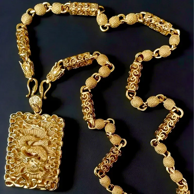 Collier pendentif plaqué or sable avec pendentif en forme de dragon. Convient aux hommes. Idéal pour les occasions spéciales, un magnifique cadeau pour les pères, les maris et les couples. Chaîne plaquée or.