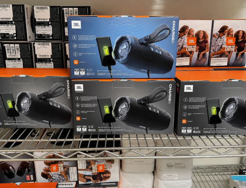 The new JBL Charge 6 wireless speaker is a portable outdoor speaker equipped with a subwoofer.