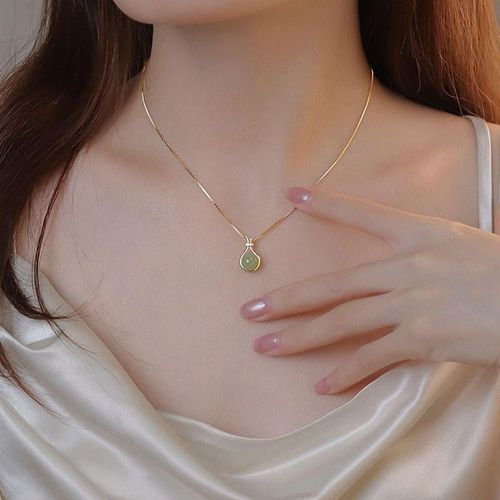 The women's titanium steel necklace with a light luxury style imitating the Hetian jade blessing bag pendant exudes a sense of high-end elegance and simplicity, and is versatile A piece of jewelry(Without gift box)
