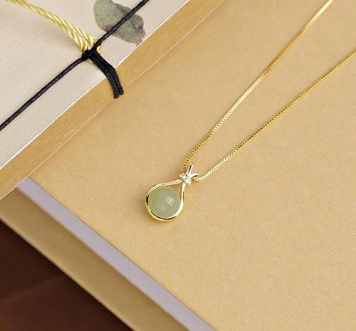 The women's titanium steel necklace with a light luxury style imitating the Hetian jade blessing bag pendant exudes a sense of high-end elegance and simplicity, and is versatile A piece of jewelry(Without gift box)