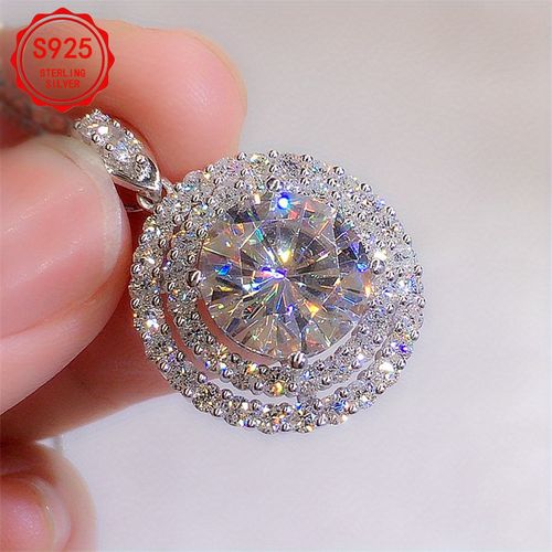 2-carat round pendant necklace, suitable for wedding banquets, major festivals and other formal events as an accessory.
