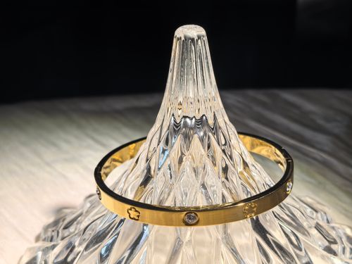 2-carat gold ring and bracelet set box, the top choice for giving as a gift to friends and family