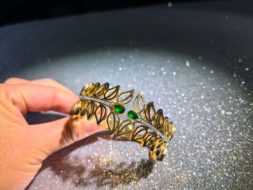 2025 Bestseller - Women's Leaf Design Golden Bracelet - Fashionable Golden Bracelet - Unstructured Open Style Wide-Wrist Sleeve Clasp Necklace - Jewelry Gift（Multiple styles are available for selection.））