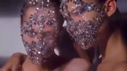 Cross-border Instagram influencers' identical extravagant and fashionable diamond masks as Halloween party accessories for earrings