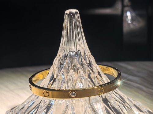 2-carat gold ring and bracelet set box, the top choice for giving as a gift to friends and family