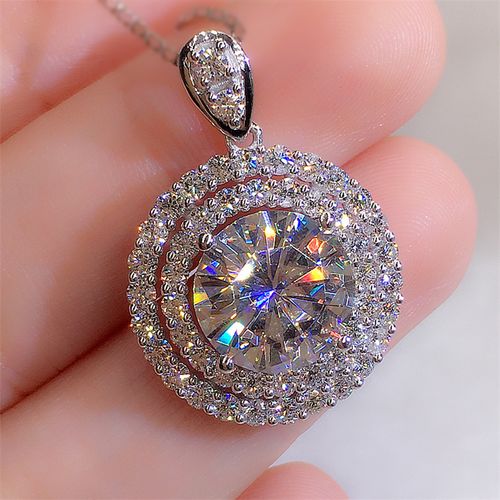 2-carat round pendant necklace, suitable for wedding banquets, major festivals and other formal events as an accessory.
